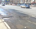 Возле остановки общественного транспорта (2й микрорайон) по Иркутскому тракту образовались выбоины на асфальте.
