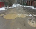 Добрый день. Дорога в г. Королеве по улице строителей около домов 61-77 (участок от 20 школы до храма) находится в ужасном состоянии - глубокие ямы, огромные лужи и грязь. По этой дороге дети ходят в 20 школу, мамы с колясками в детскую поликлинику №2, мимо проезжают автомобили, летит грязь, брызги. Также по этой дороге пожилые люди ходят в храм. Просьба отремонтировать дорогу, сделать тротуар (особенно необходим школьникам и пожилым людям) и сделать одностороннее движение от школы в сторону храма, чтобы автомобили не объезжали пробку на ул. Горького.
