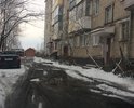 Между домов лужа вечная, скрывает полное колесо легкового автомобиля, дорога в ужасном состоянии круглогодично, место довольно оживленное так-как находится отделение почтовой связи.