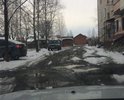 Между домов лужа вечная, скрывает полное колесо легкового автомобиля, дорога в ужасном состоянии круглогодично, место довольно оживленное так-как находится отделение почтовой связи.