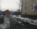 Между домов лужа вечная, скрывает полное колесо легкового автомобиля, дорога в ужасном состоянии круглогодично, место довольно оживленное так-как находится отделение почтовой связи.