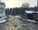 Дорога ведет к большому жилому району. Постоянно все в разбитом состоянии.