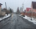 Жилой район называется "Поле чудес", но чудеса тут не случаются, дорога в ужасном состоянии, на легковом автомобиле сложно проехать. Пешеходных зон вообще нет.
