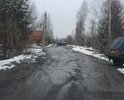 Жилой район называется "Поле чудес", но чудеса тут не случаются, дорога в ужасном состоянии, на легковом автомобиле сложно проехать. Пешеходных зон вообще нет.