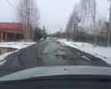 Жилой район называется "Поле чудес", но чудеса тут не случаются, дорога в ужасном состоянии, на легковом автомобиле сложно проехать. Пешеходных зон вообще нет.