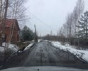 Жилой район называется "Поле чудес", но чудеса тут не случаются, дорога в ужасном состоянии, на легковом автомобиле сложно проехать. Пешеходных зон вообще нет.