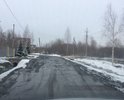 Жилой район называется "Поле чудес", но чудеса тут не случаются, дорога в ужасном состоянии, на легковом автомобиле сложно проехать. Пешеходных зон вообще нет.