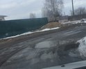 Дорога ведет к аэродрому города, ранее был хороший асфальт, теперь ямы и гравий.