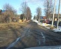 Вода бежит прямо по дороге, нет нормального водоотведения. Летом стоит пыль, а в межсезонье дорога становится непроезжей.