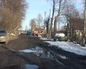 Вода бежит прямо по дороге, нет нормального водоотведения. Летом стоит пыль, а в межсезонье дорога становится непроезжей.
