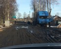 Вода бежит прямо по дороге, нет нормального водоотведения. Летом стоит пыль, а в межсезонье дорога становится непроезжей.