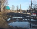 Вода бежит прямо по дороге, нет нормального водоотведения. Летом стоит пыль, а в межсезонье дорога становится непроезжей.