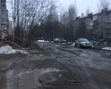 Также дороги нет, пешеходной зоны тоже, про освещение приходится вообще молчать.