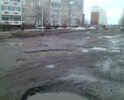 Дорога убита полностью, каждый день по ней по четыре раза приходится ездить, а более-менее оптимальный маршрут объезда ям так и не выработал потому-что яма на яме. За последние года построили в конце улицы несколько многоэтажек, дорогу разбили, а восстанавливать видимо никто не собирается. Особо огромные дыры  засыпались боем кирпича но ситуацию в целом это не исправило. Смотрел на гугле панарамы улиц, так там на фотке 12-го года асфальт еще ровнехонький...