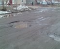 Дорога убита полностью, каждый день по ней по четыре раза приходится ездить, а более-менее оптимальный маршрут объезда ям так и не выработал потому-что яма на яме. За последние года построили в конце улицы несколько многоэтажек, дорогу разбили, а восстанавливать видимо никто не собирается. Особо огромные дыры  засыпались боем кирпича но ситуацию в целом это не исправило. Смотрел на гугле панарамы улиц, так там на фотке 12-го года асфальт еще ровнехонький...
