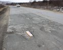 Объездная дорога "Магадаснкое шоссе" перед заправкой МагаданНефто большая люлька, дорожное покрытие разрушено, многочисленные ямы и выбоины.