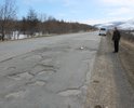 Объездная дорога "Магадаснкое шоссе" перед заправкой МагаданНефто большая люлька, дорожное покрытие разрушено, многочисленные ямы и выбоины.