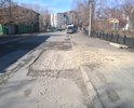 На улице Кривая (Белое озеро, напротив дома № 27) требуется асфальтирование дорожного полотна, участок засыпан щебень, который разбрасывается на тротуар.