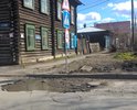 На улице Кривая (около дома № 25) на пешеходном переходе образовалась яма, в результате разрушения дорожного полотна.