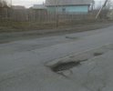 Убитая дорога находится прямо на повороте перекрестка улиц Ленина и Комсомольская. Ямы можно не заметить на поворотах и серьезно повредить машину.