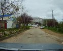 На дороге местами дыры. В конце улицы (выезд на Руднева) край дороги разрушен и практически без асфальта.