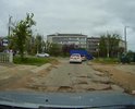 На дороге местами дыры. В конце улицы (выезд на Руднева) край дороги разрушен и практически без асфальта.