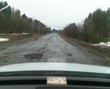 Дорога на речную переправу в Оханск разбита.