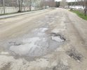 дорога разрушена, но по документам здесь лежит новый асфальт