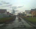 Дорога без асфальтового покрытия. Придомовые территории благоустроены, но дорога убита.