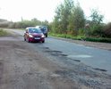 Здравствуйте. Это дорога, соединяющая Каширское шоссе и платный участок трассы Дон в Шебанцево. Этот отрезок ОЧЕНЬ востребован летом. При съезде с моста к Каширке она превращается в однополосную. Более того, теперь и одной машине сложно проехать, т.к. развалилась вся обочина. Руководство го Домодедово сначала обещало отремонтировать в 2016 году. В следующим письме ответили, что это сельская дорога, если решат жители, ее отремонтируют... Жителям она не нужна. Может быть пора сменить ее статус и отремонтировать? Мы платим налоги, хотим ездить достойно.Спасибо.