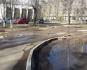 Отмеченный участок дороги в плохом состоянии каждый год.Ямы засыпают щебенкой или делается ямочный ремонт асфальтом в лужи.