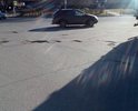 На площади между трёх сетевых магазинов - открытая парковка для покупателей. Дорожное покрытие проездов к парковке со всех трёх сторон - во множестве ям.