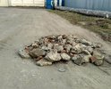 Дорога на ул.Почтовый переулок не ремонтировалась последние лет 10, представляет собой грунт со строительным мусором, лужами, рытвинами и ухабами. На ул.Почтовый переулок расположены предприятия, использующие тяжёлые грузовики, которые разбивают дорогу и развозят грязь дальше по городу. В дождь на обычной машине не проехать, многие просто бросают свои машины на въезде и дальше пробираются пешком, по остаткам импровизированного газона, огороженного обломками строительного мусора. Дорожное покрытие отсутствует.