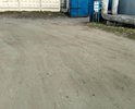 Дорога на ул.Почтовый переулок не ремонтировалась последние лет 10, представляет собой грунт со строительным мусором, лужами, рытвинами и ухабами. На ул.Почтовый переулок расположены предприятия, использующие тяжёлые грузовики, которые разбивают дорогу и развозят грязь дальше по городу. В дождь на обычной машине не проехать, многие просто бросают свои машины на въезде и дальше пробираются пешком, по остаткам импровизированного газона, огороженного обломками строительного мусора. Дорожное покрытие отсутствует.
