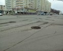 По улице Вишневского, дорожные службы провели ямочный ремонт с применением нано технологии, в виде дробленого асфальта. После дождя, дробленный асфальт размыло дождем и раскидало колесами автомобиле!