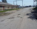 Дорога в некачественном состоянии. Был произведён некачественный ямочный ремонт, после первых осадков ямы открылись вновь