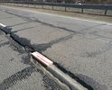 ФАД "Колыма" 1952-1953 км. Сползание дорожного покрытия с насыпи с разрывами. Трещины, разрушение дорожного покрытия.