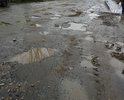 Прямо в центре поселка на основной улице Огромные ямы, водители автобусов отказываются ездить по таким дорогам. По этой дороге в выходные дни проезжают все любители активного отдыха, проживающего в городе.