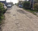 Отсутствие асфальта и бордюрного ограждения.