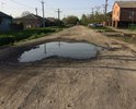 Отсутствие асфальта и бордюрного ограждения. После дождя пешком на пройти, да и на машине не везде проедешь.