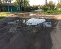 Отсутствие асфальта и бордюрного ограждения. После дождя пешком на пройти, да и на машине не везде проедешь.