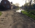 Отсутствие асфальта и бордюрного ограждения.
