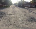 Отсутствие асфальта и бордюрного ограждения. После дождя на машине страшно ездить.