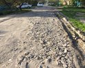 Отсутствие асфальта и бордюрного ограждения. После дождя пешком на пройти, да и на машине не везде проедешь.