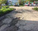 Отсутствие асфальта и бордюрного ограждения. После дождя пешком на пройти, да и на машине не везде проедешь.