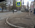 На проезжей части проспекта Кирова (дом 59) возле остановочного комплекса необходим ремонт дорожного полотна.