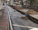 пятницу 17.03.2017г. улица Плеханова в границах улиц Ленина и Некрасова была спонтанно перекопана исключительно в местах парковки автотранспорта или подъезда к зданию торгового центра Белая гора. С этого дня по сегодняшний день больше никаких работ не производилось. Сначала 20.03.2017г. были закрыты знаки дорожного движения со стороны ул. Некрасова, что временно давало возможность осуществлять движение к зданию, но на следующий день знаки снова были открыты. Получить вразумительный ответ от МУП «Электросеть» о сроках и причине производства работ удалось только в четверг 30.03.2017г. Руководитель предприятия, сказал, что инициатором производства ремонта выступает исключительно администрация Уссурийского городского округа, которая не выдала никаких указаний по поводу организации временного движения по ул. Плеханова. В понедельник 03.04.2017г в средствах массовой информации бегущей строкой по телевидению появилась другая информация, что МУП «Электросеть» до 28.04.2017г. по ул. Плеханова в границах улиц Ленина и Некрасова будут проводиться уже аварийные работы по восстановлению электроснабжения посредством замены высоковольтного кабеля. Но сегодня 03 мая, работы до сих пор не производятся. Каждый день камеры наблюдения фиксируют фактическое бездействие по ремонту кабеля работниками МУП «Электросеть». Каждый день мы составляем акты и вместе с видеоотчетом за день сдаем их под входящий в МУП Электросеть города. Но вскрывая дорожное полотно публичная власть почему-то не хочет замечать, что ул. Плеханова это автомобильная дорога местного значения, по которой ежедневно двигаются транспортные средства, осуществляется подвоз и выгрузка товара, работа инкассаторских служб банка, и т.д. и что прежде чем вскрыть дорожное полотно и заблокировать движение транспорта необходимо обеспечить альтернативное временное движение. Видимость производства работ нам уже всем порядка надоела. Свои права мы отстаиваем и защищаем законными способами и хотели бы чтобы местные чиновники делали свою работу, а не создавали ее видимость в ущерб прав и интересам жителей и предпринимателей города. Просим прекратить этот беспредел администрацией Уссурийского городского округа!!!!!Требуем вернуть дорожное полотно в нормальное состоянии!