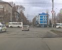 На переезде через трамвайные пути по ул. Енисейская (пересечение с проспектом Комсомольский) разрушается асфальт.
