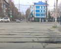 На переезде через трамвайные пути по ул. Енисейская (пересечение с проспектом Комсомольский) разрушается асфальт.