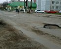 Основная улица на 41-ом районе в Нововятске. Здесь расположено несколько магазинов, мини рынок, конечная остановка общественного транспорта. Ездить невозможно. Дорожное полотно как после бомбежки.